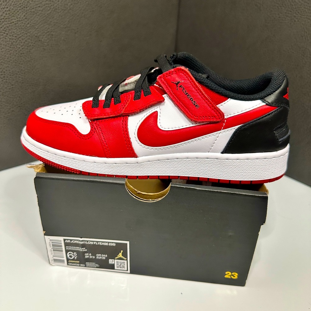 Air Jordan 1 low fly ease, Size 6.5Y, Brand new